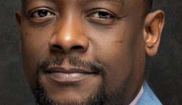 CAREL PÈDRE : QUAND L’ARRESTATION D’UN JOURNALISTE CULTUREL DEVIENT LE FESTIVAL NATIONAL DE LA MALVEILLANCE HAÏTIENNE…